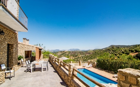 Terraza amueblada con zona de barbacoa